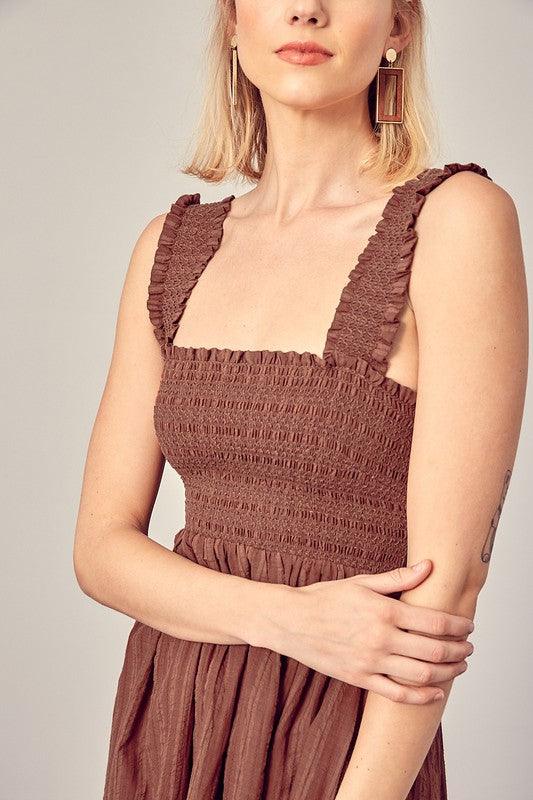 Rynket smock kjole med stilfulde detaljer.