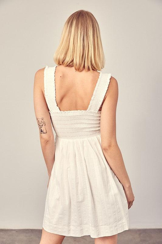 Rynket smock kjole med stilfulde detaljer.