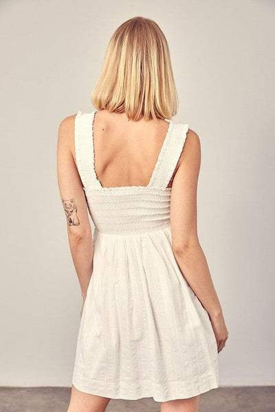 Rynket smock kjole med stilfulde detaljer.
