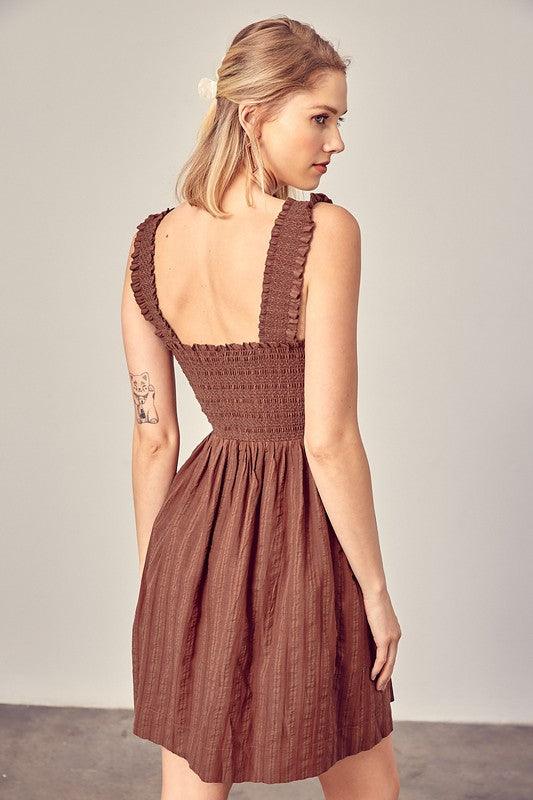 Rynket smock kjole med stilfulde detaljer.