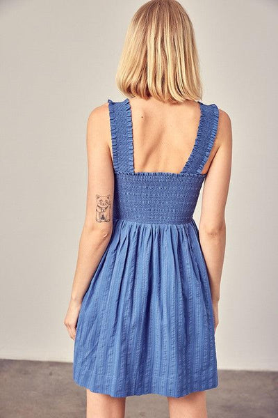 Rynket smock kjole med stilfulde detaljer.